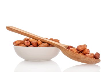 Soyulmuş cevizler beyaz arkaplanda izole edilmiş, yakın plan..