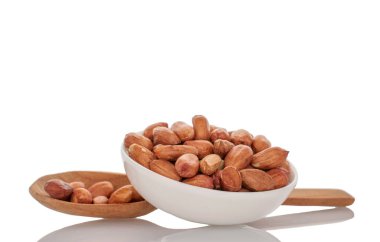 Soyulmuş cevizler beyaz arkaplanda izole edilmiş, yakın plan..