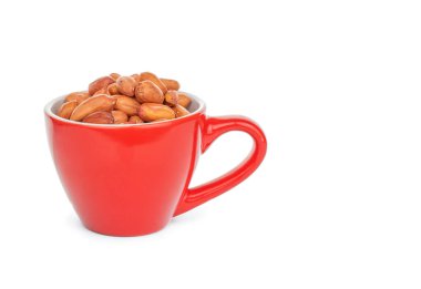  Soyulmuş çiğ fıstıklar beyaz arka planda izole edilmiş, yakın plan..