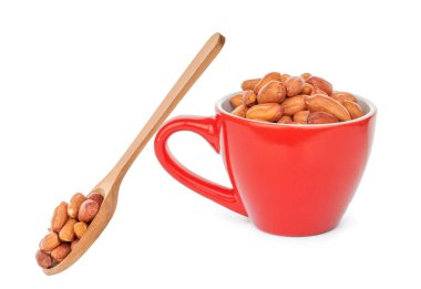  Soyulmuş çiğ fıstıklar beyaz arka planda izole edilmiş, yakın plan..