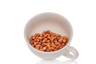  Soyulmuş çiğ fıstıklar beyaz arka planda izole edilmiş, yakın plan..