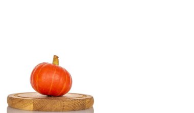 Olgun tatlı balkabakları beyaz arka planda izole edilmiş, yakın plan.