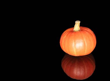 Olgun tatlı balkabakları siyah arkaplanda izole edilmiş, yakın plan.