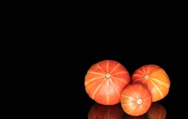 Olgun tatlı balkabakları siyah arkaplanda izole edilmiş, yakın plan.