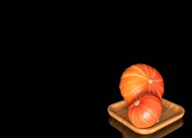 Olgun tatlı balkabakları siyah arkaplanda izole edilmiş, yakın plan.