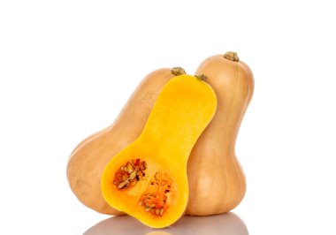 Olgun tatlı balkabakları beyaz arka planda izole edilmiş, yakın plan.