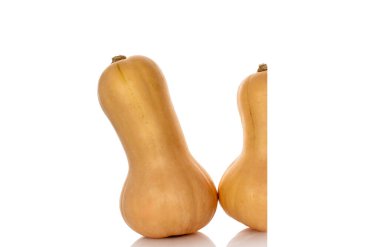 Olgun tatlı balkabakları beyaz arka planda izole edilmiş, yakın plan.