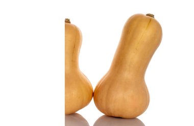 Olgun tatlı balkabakları beyaz arka planda izole edilmiş, yakın plan.