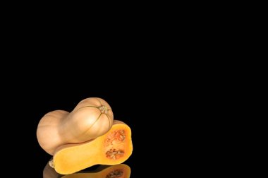 Olgun tatlı balkabakları siyah arkaplanda izole edilmiş, yakın plan.