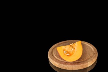 Olgun tatlı balkabakları siyah arkaplanda izole edilmiş, yakın plan.