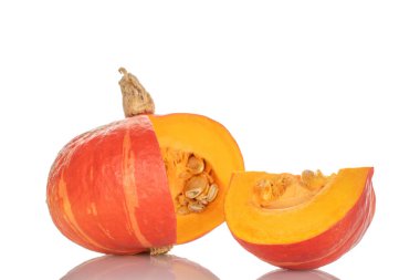 Olgun tatlı balkabakları beyaz arka planda izole edilmiş, yakın plan.