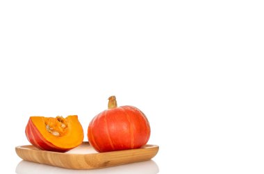 Olgun tatlı balkabakları beyaz arka planda izole edilmiş, yakın plan.