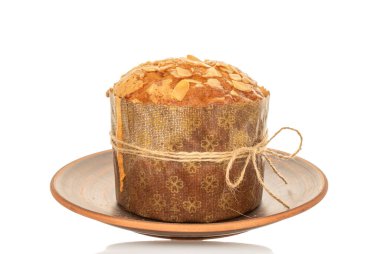 Geleneksel Paskalya pastası beyaz arkaplanda izole edilmiş, yakın plan.