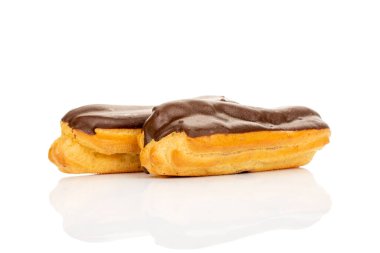 Çikolata tatlısı, makro, beyaz arka planda izole edilmiş..