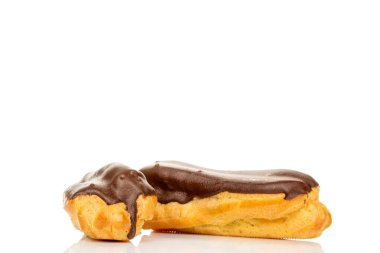 Çikolata tatlısı, makro, beyaz arka planda izole edilmiş..