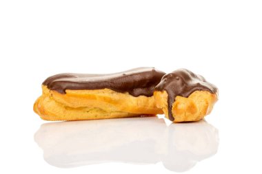 Çikolata tatlısı, makro, beyaz arka planda izole edilmiş..