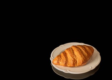 Siyah arka planda izole edilmiş çikolatalı kruvasanlar, yakın plan..