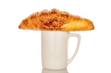 Beyaz arka planda izole edilmiş çikolatalı kruvasanlar, yakın plan..