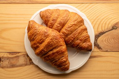 Çikolatalı kruvasan, üst manzara, yakın çekim..