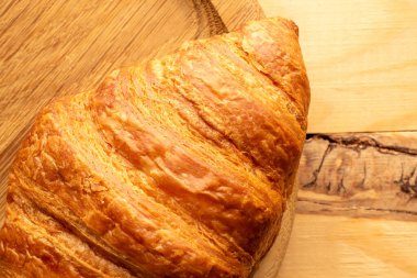 Çikolatalı kruvasan, üst manzara, yakın çekim..