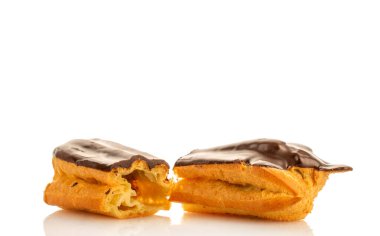 Çikolata tatlısı, makro, beyaz arka planda izole edilmiş..