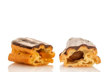 Çikolata tatlısı, makro, beyaz arka planda izole edilmiş..