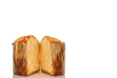 Geleneksel Paskalya pastası beyaz arkaplanda izole edilmiş, yakın plan.