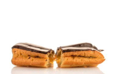 Çikolata tatlısı, makro, beyaz arka planda izole edilmiş..