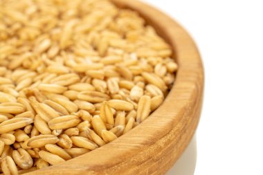 Çiğ yulaf ezmesi beyaz arkaplanda izole edilmiş, yakın plan..