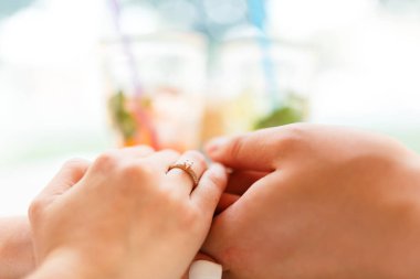 Onun kız arkadaşı içinde restoran için bir nişan yüzüğü veren adam. Erkek arkadaşı ile nişan yüzüğü bir kafede, buz ile soğuk limonata içmeye şaşırttı.