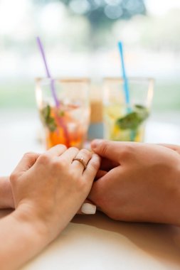 Onun kız arkadaşı içinde restoran için bir nişan yüzüğü veren adam. Erkek arkadaşı ile nişan yüzüğü bir kafede, buz ile soğuk limonata içmeye şaşırttı.