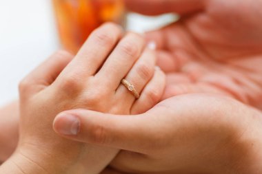 Onun kız arkadaşı içinde restoran için bir nişan yüzüğü veren adam. Erkek arkadaşı ile nişan yüzüğü bir kafede, buz ile soğuk limonata içmeye şaşırttı.