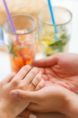 Onun kız arkadaşı içinde restoran için bir nişan yüzüğü veren adam. Erkek arkadaşı ile nişan yüzüğü bir kafede, buz ile soğuk limonata içmeye şaşırttı.