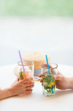 Onun kız arkadaşı içinde restoran için bir nişan yüzüğü veren adam. Erkek arkadaşı ile nişan yüzüğü bir kafede, buz ile soğuk limonata içmeye şaşırttı.