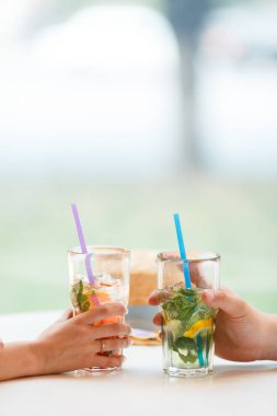 Onun kız arkadaşı içinde restoran için bir nişan yüzüğü veren adam. Erkek arkadaşı ile nişan yüzüğü bir kafede, buz ile soğuk limonata içmeye şaşırttı.