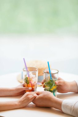 Onun kız arkadaşı içinde restoran için bir nişan yüzüğü veren adam. Erkek arkadaşı ile nişan yüzüğü bir kafede, buz ile soğuk limonata içmeye şaşırttı.