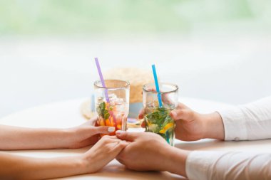 Onun kız arkadaşı içinde restoran için bir nişan yüzüğü veren adam. Erkek arkadaşı ile nişan yüzüğü bir kafede, buz ile soğuk limonata içmeye şaşırttı.