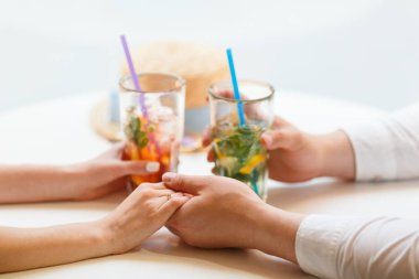 Onun kız arkadaşı içinde restoran için bir nişan yüzüğü veren adam. Erkek arkadaşı ile nişan yüzüğü bir kafede, buz ile soğuk limonata içmeye şaşırttı.