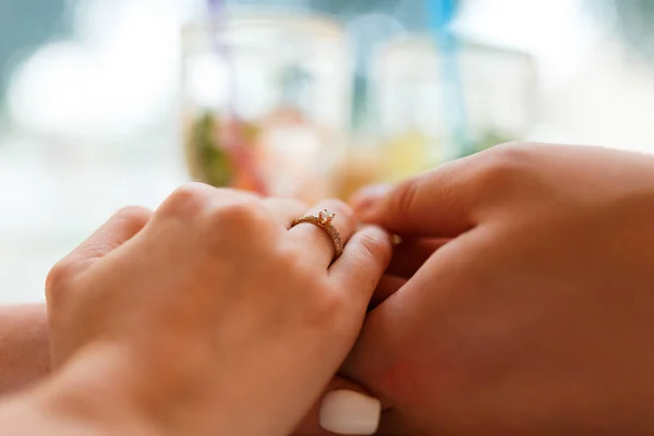 Man Die Geeft Een Verlovingsring Naar Zijn Vriendin Restaurant Vriendje — Stockfoto