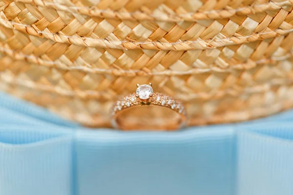 Zlatý Zásnubní Prsten Diamanty Leží Francouzském Slaměný Klobouk Modrou Stužkou — Stock fotografie