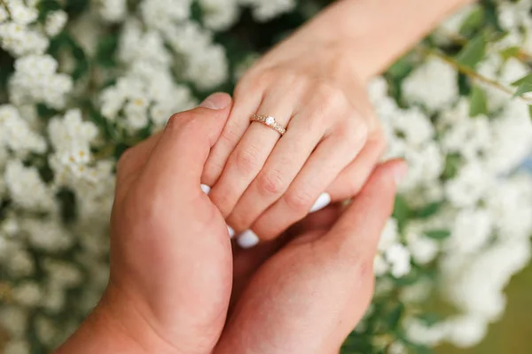 Hombre Dando Anillo Compromiso Novia Jardín Flores Sosteniendo Mano Novio — Foto de Stock