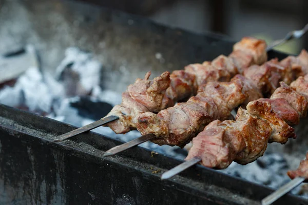 Cottura Kebab Alla Griglia Spiedino Metallo Carne Arrosto Cotta Barbecue — Foto Stock