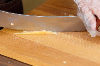 Koyun peyniri kesme tahtası üzerinde süt