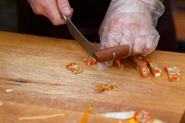 Koyun peyniri kesme tahtası üzerinde süt