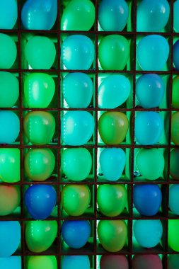 Arkaplan olarak dekore edilmiş birçok renkli balon