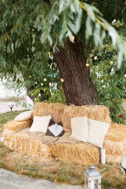 Lambalar, haystacks keten yastıklar ile süslenmiş Noel dışarıda