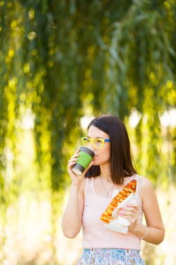 Pizza, onun elinde kahve yemek bir genç kadının portresi. Mockup ürünler sunumları, logo ve metin için. Bir yaşam tarzı. Marka mockup sahne.