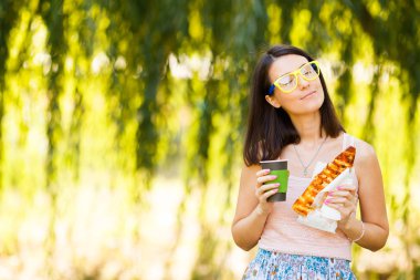 Pizza, onun elinde kahve yemek bir genç kadının portresi. Mockup ürünler sunumları, logo ve metin için. Bir yaşam tarzı. Marka mockup sahne.