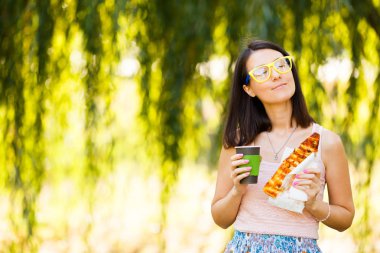 Pizza, onun elinde kahve yemek bir genç kadının portresi. Mockup ürünler sunumları, logo ve metin için. Bir yaşam tarzı. Marka mockup sahne.
