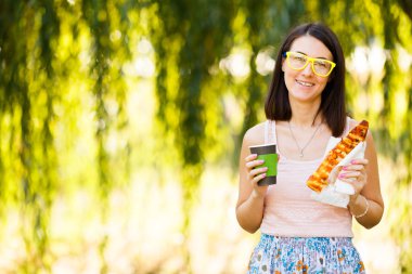Pizza, onun elinde kahve yemek bir genç kadının portresi. Mockup ürünler sunumları, logo ve metin için. Bir yaşam tarzı. Marka mockup sahne.